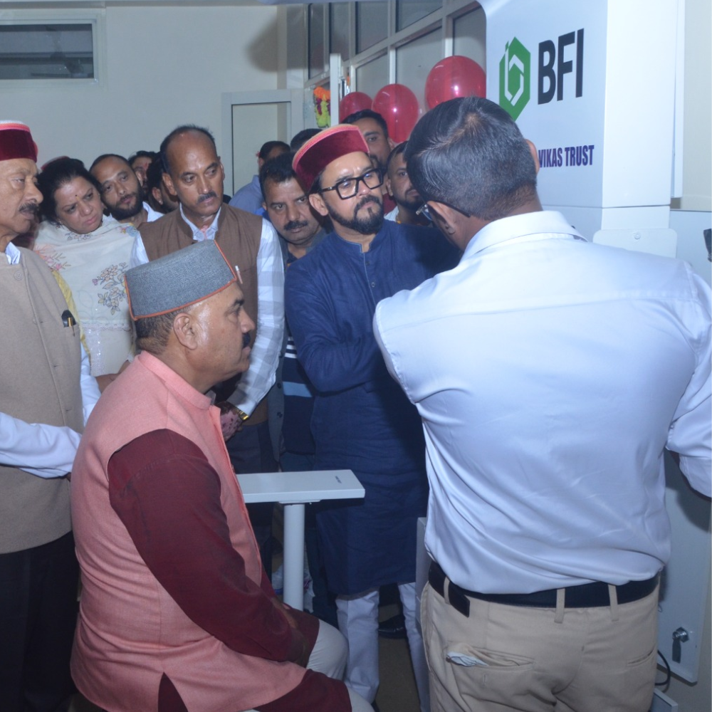 Shri. Anurag Singh Thakur checking health kiosk